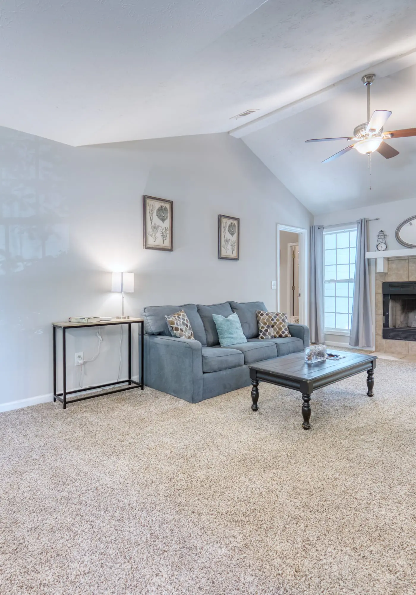 Near Shops, Dining & Airport- The Hilltop Bungalow