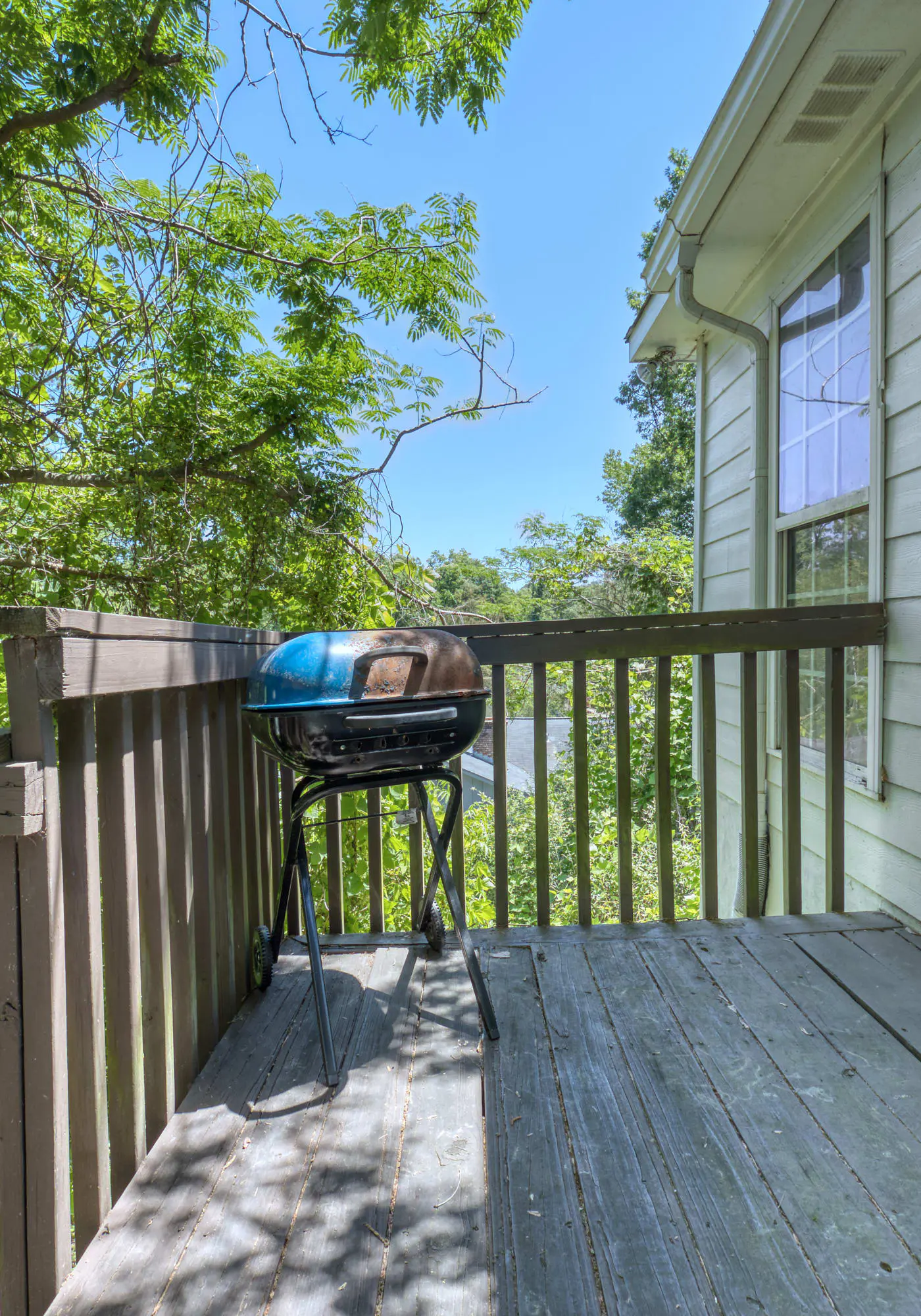 Near Shops, Dining & Airport- The Hilltop Bungalow