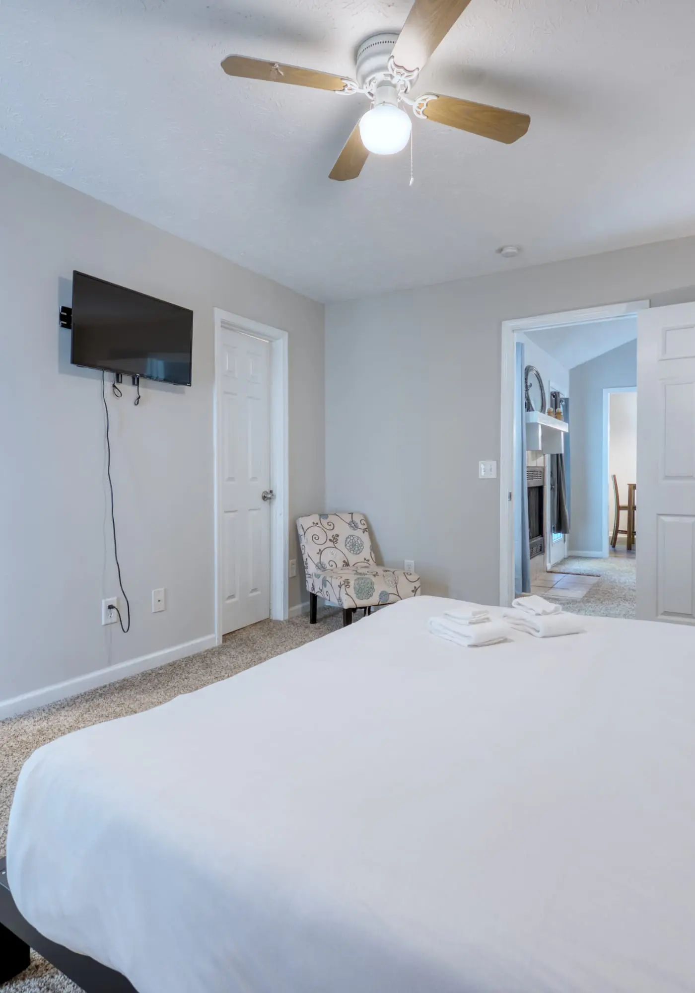Near Shops, Dining & Airport- The Hilltop Bungalow