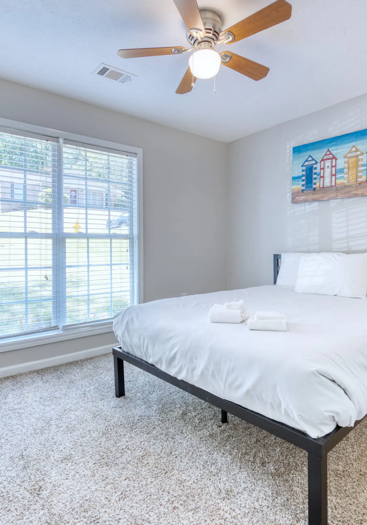 Near Shops, Dining & Airport- The Hilltop Bungalow