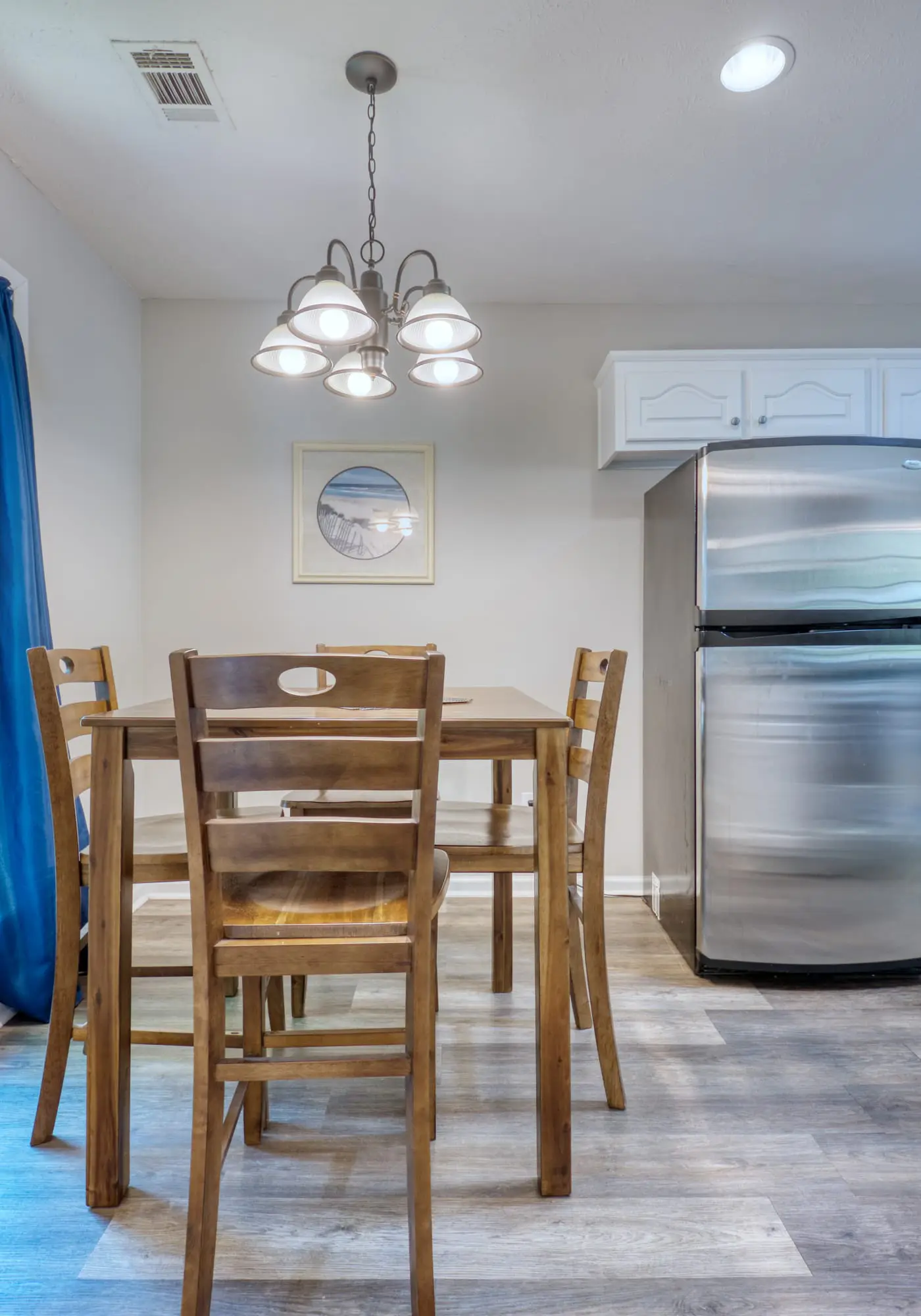 Near Shops, Dining & Airport- The Hilltop Bungalow