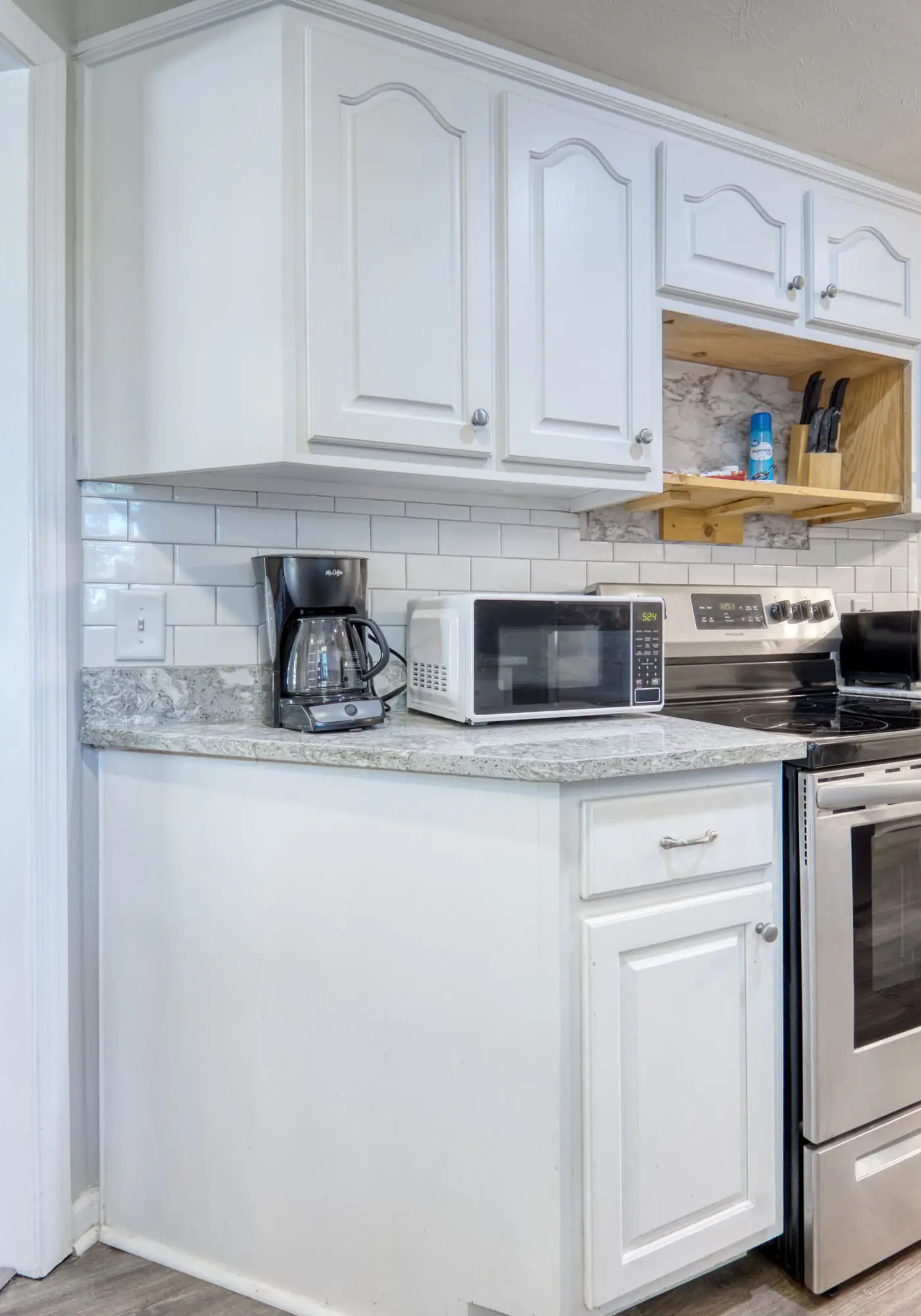 Near Shops, Dining & Airport- The Hilltop Bungalow