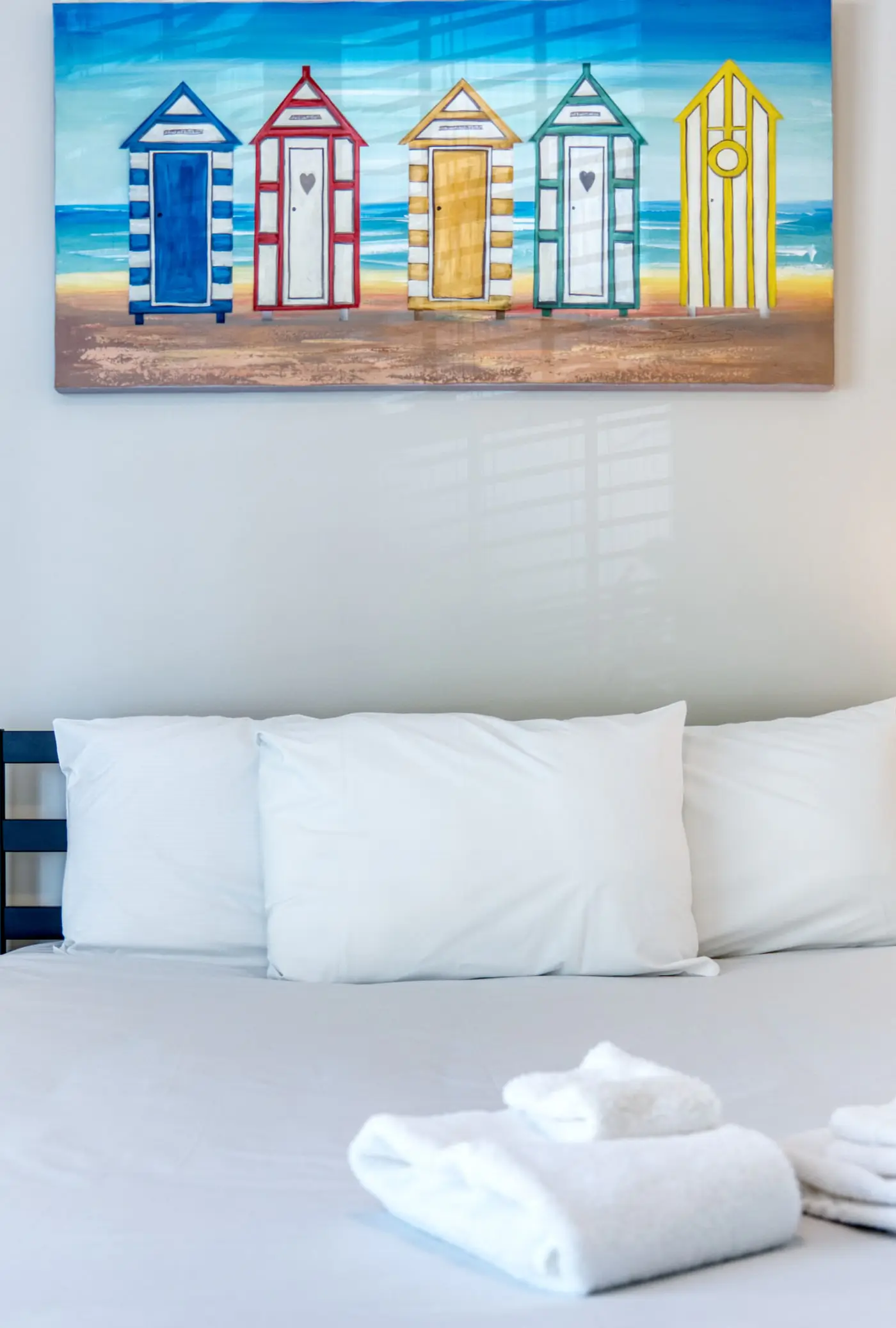 Near Shops, Dining & Airport- The Hilltop Bungalow
