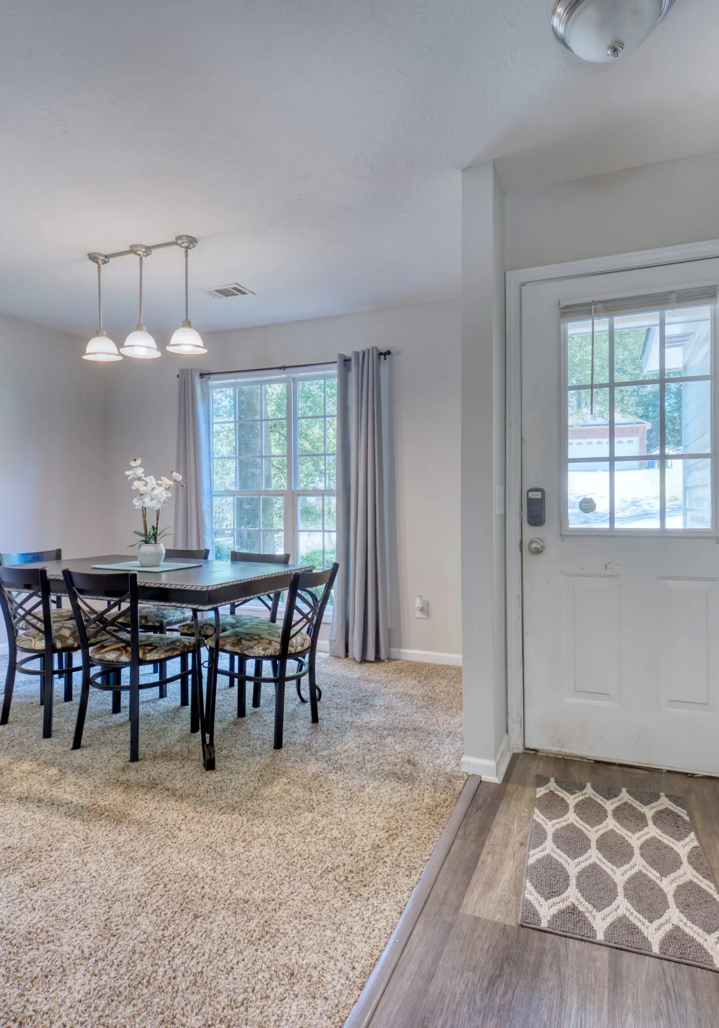 Near Shops, Dining & Airport- The Hilltop Bungalow