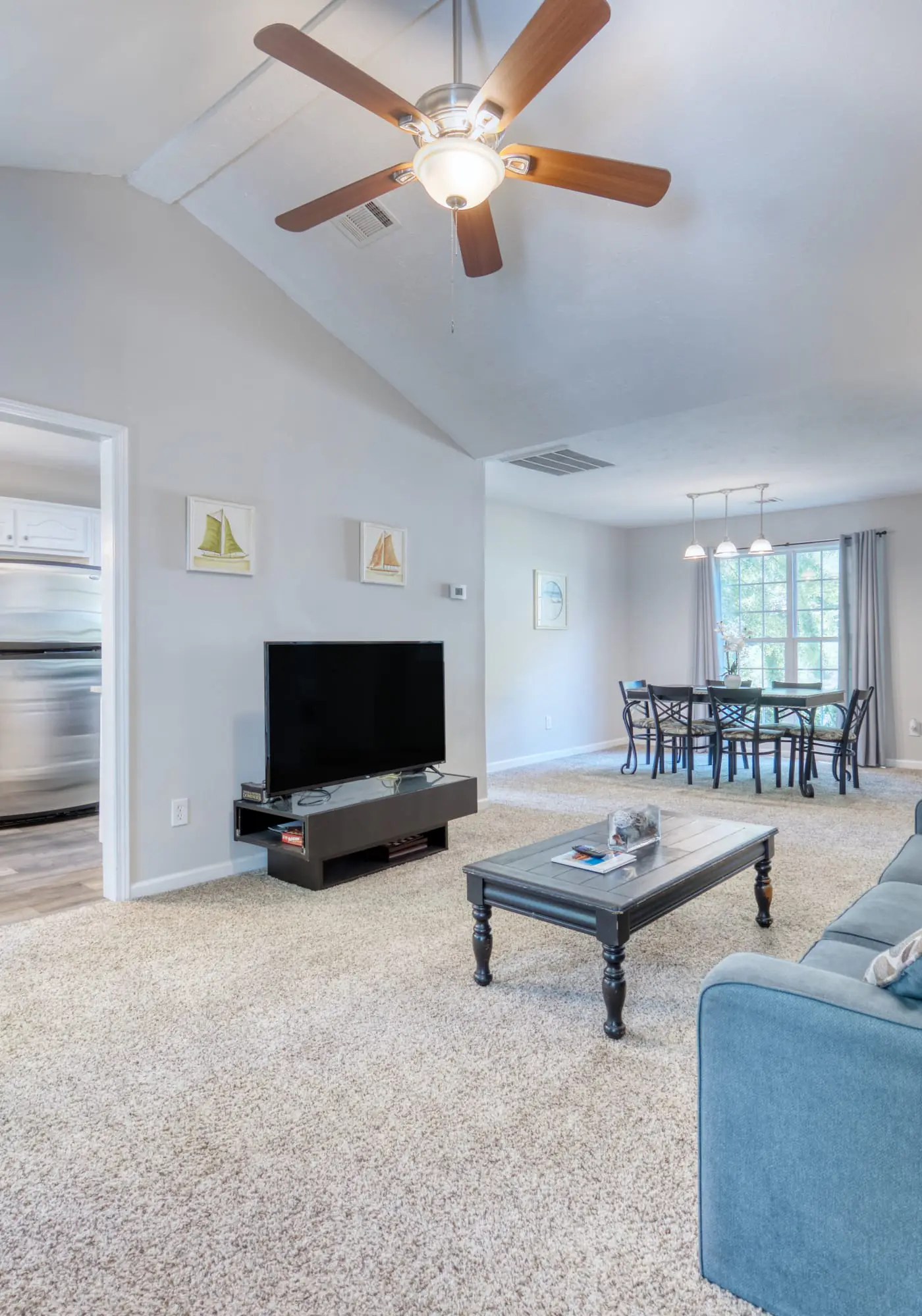 Near Shops, Dining & Airport- The Hilltop Bungalow