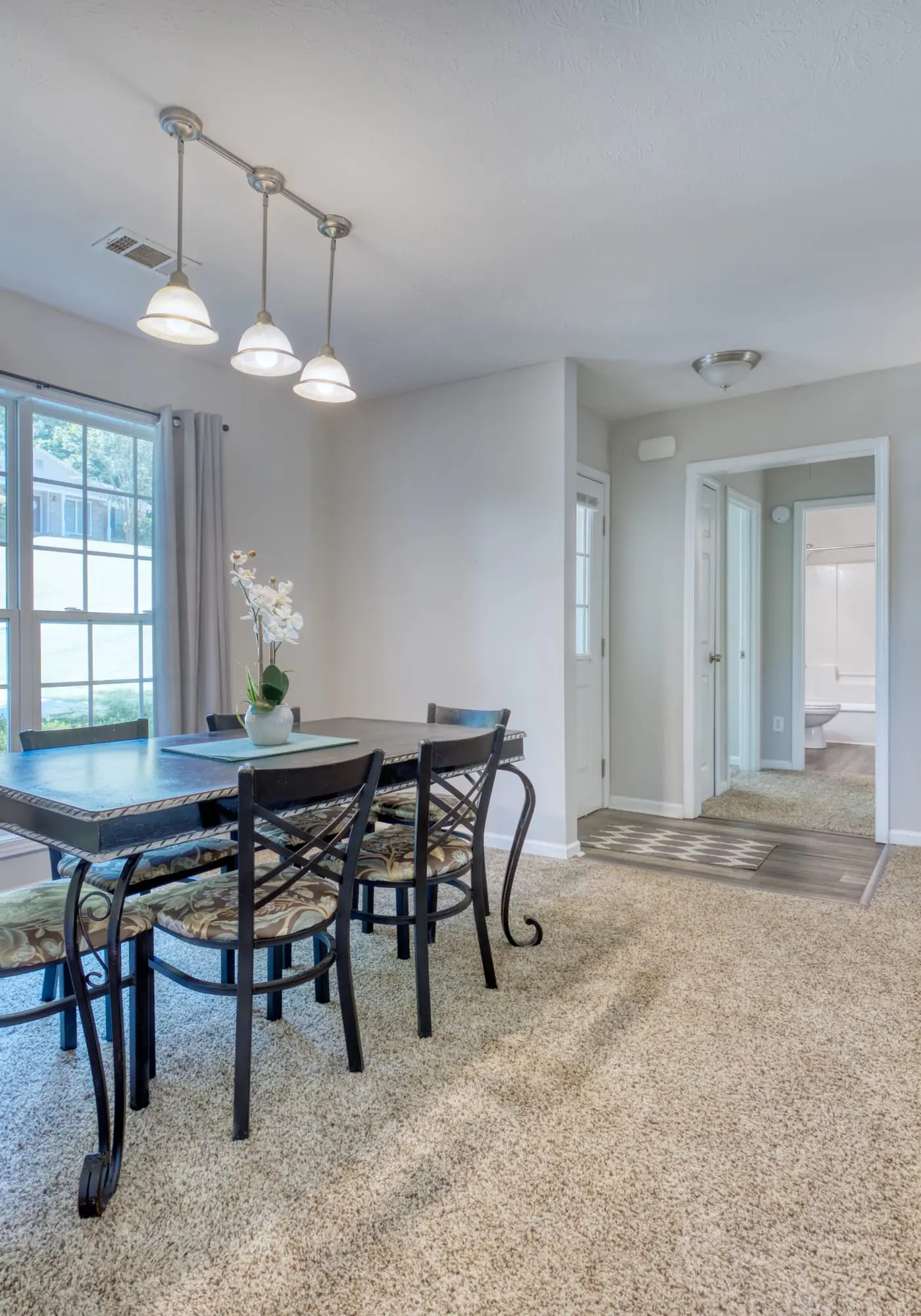Near Shops, Dining & Airport- The Hilltop Bungalow