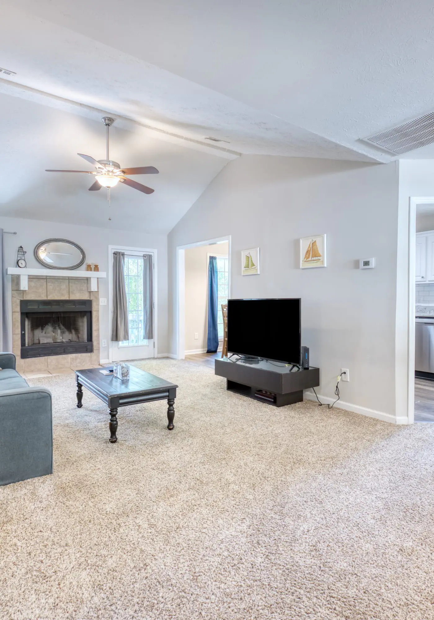 Near Shops, Dining & Airport- The Hilltop Bungalow