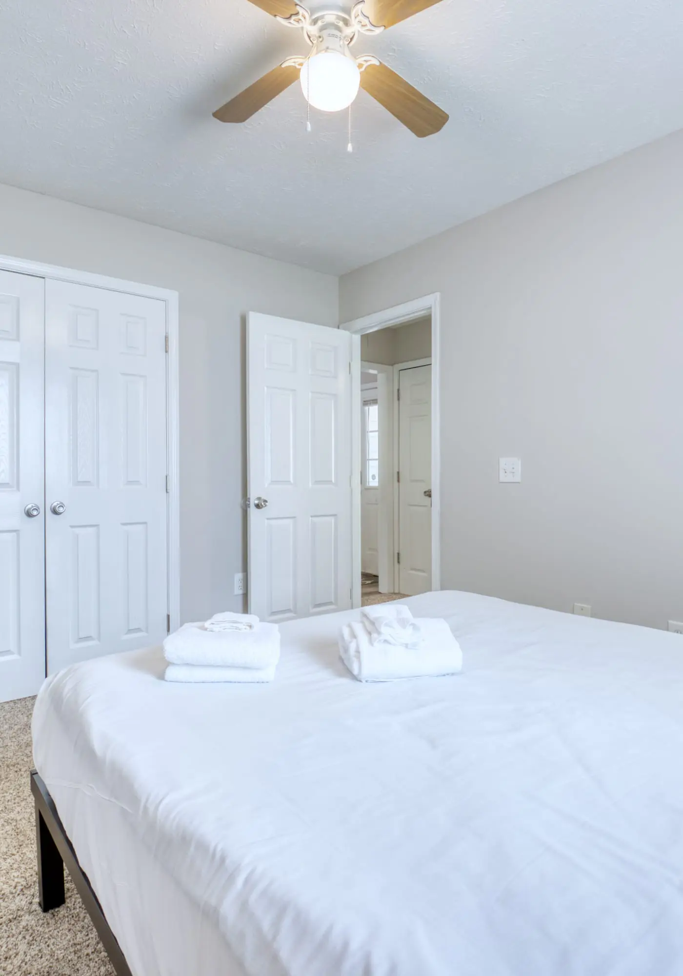 Near Shops, Dining & Airport- The Hilltop Bungalow