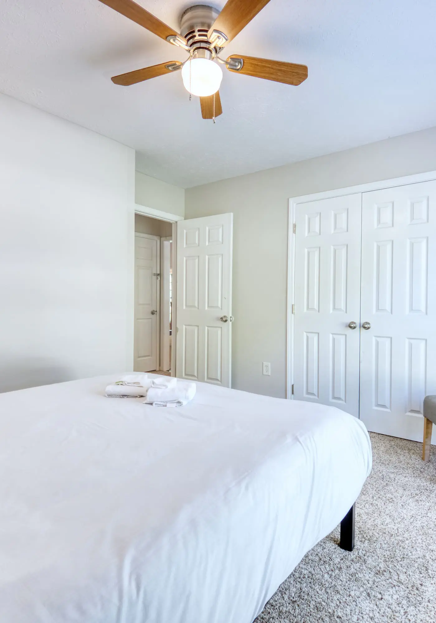 Near Shops, Dining & Airport- The Hilltop Bungalow