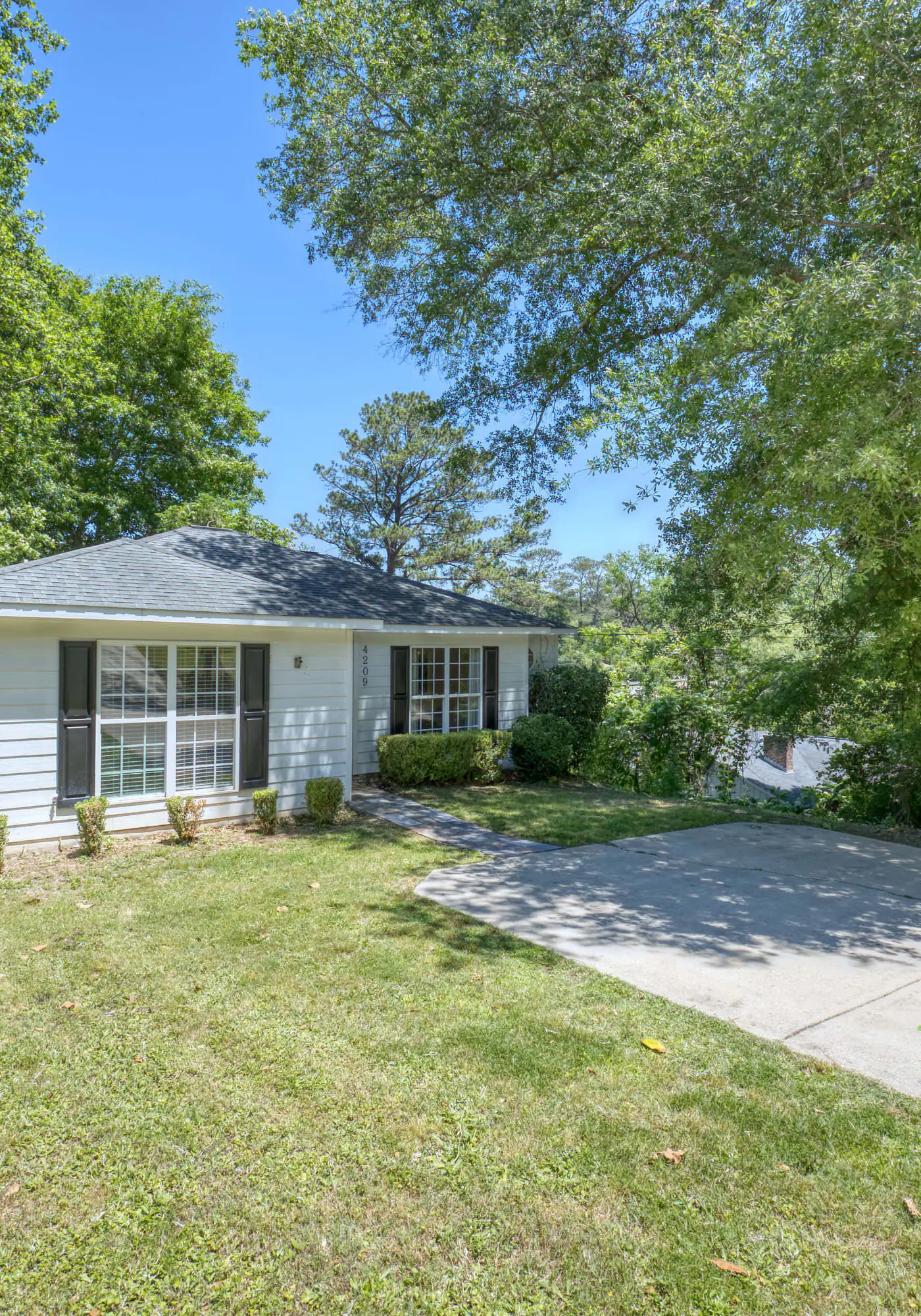 Near Shops, Dining & Airport- The Hilltop Bungalow