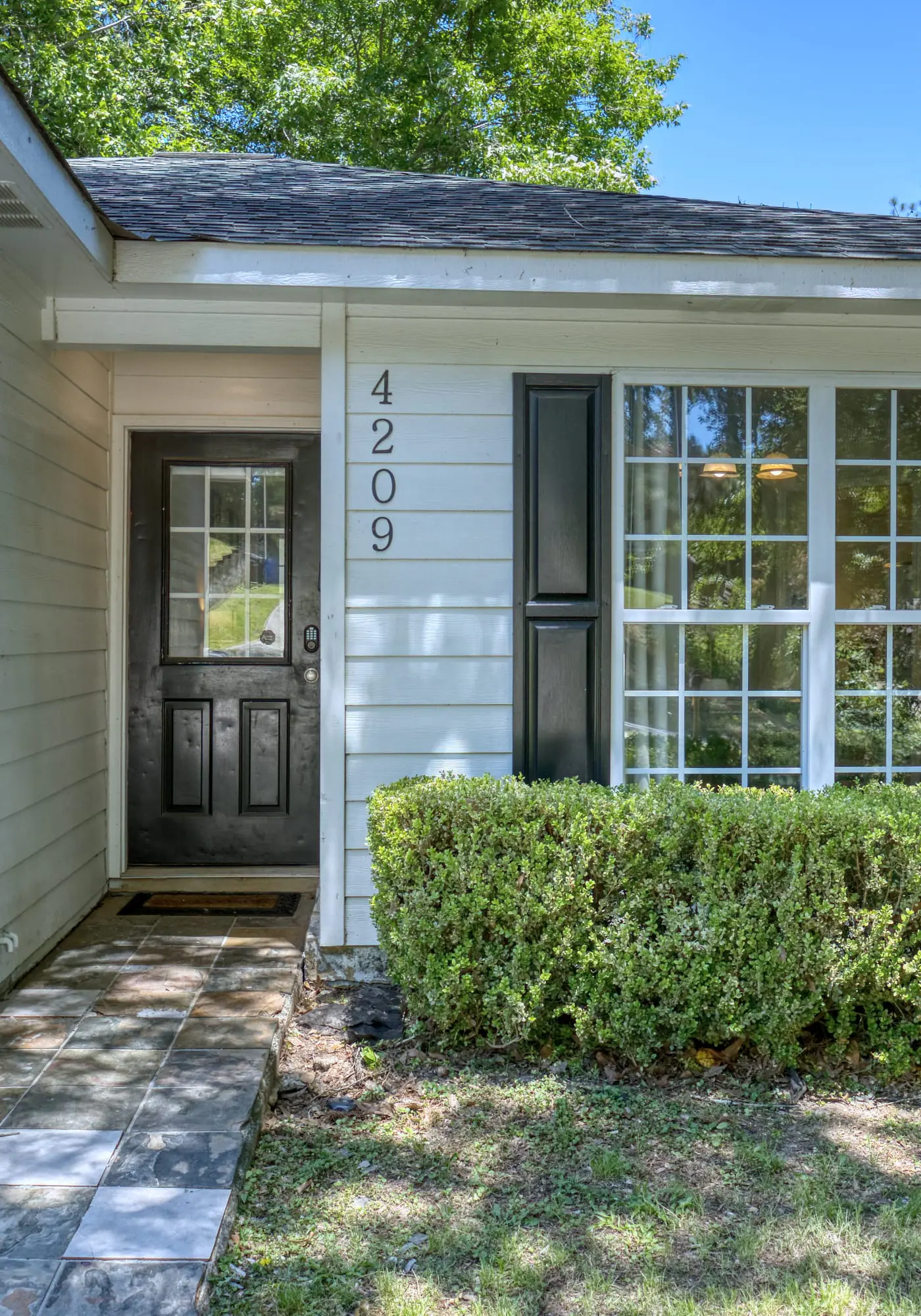 Near Shops, Dining & Airport- The Hilltop Bungalow
