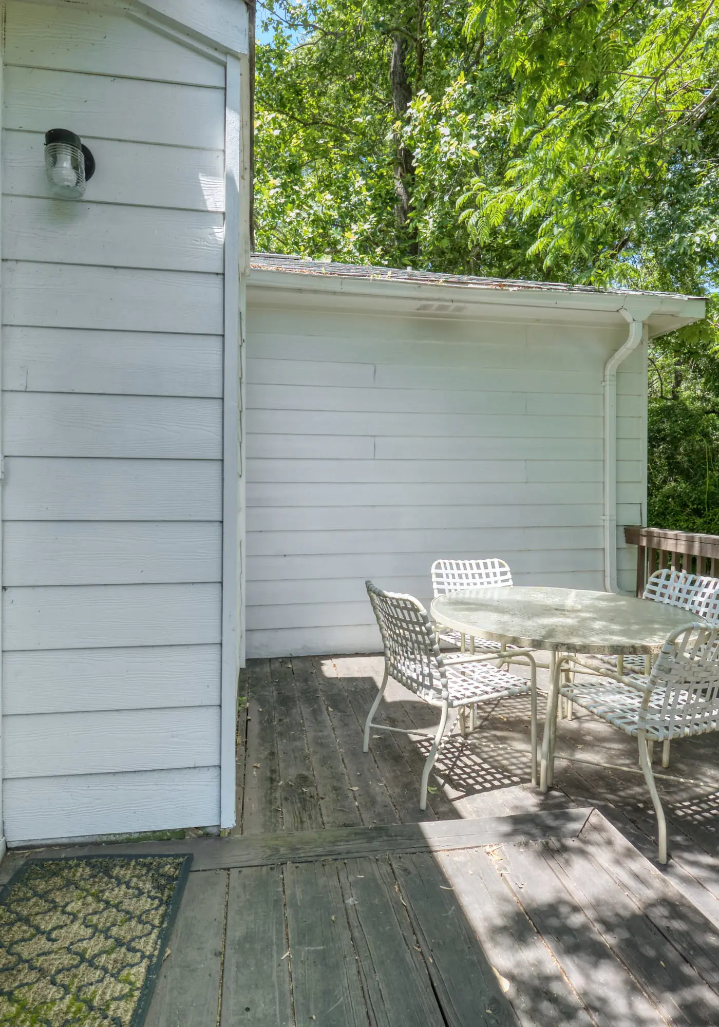 Near Shops, Dining & Airport- The Hilltop Bungalow