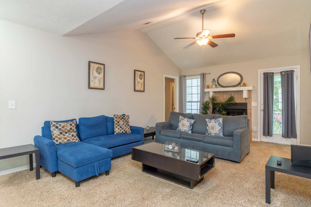 Near Shops, Dining & Airport- The Hilltop Bungalow