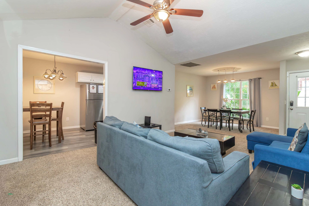 Near Shops, Dining & Airport- The Hilltop Bungalow