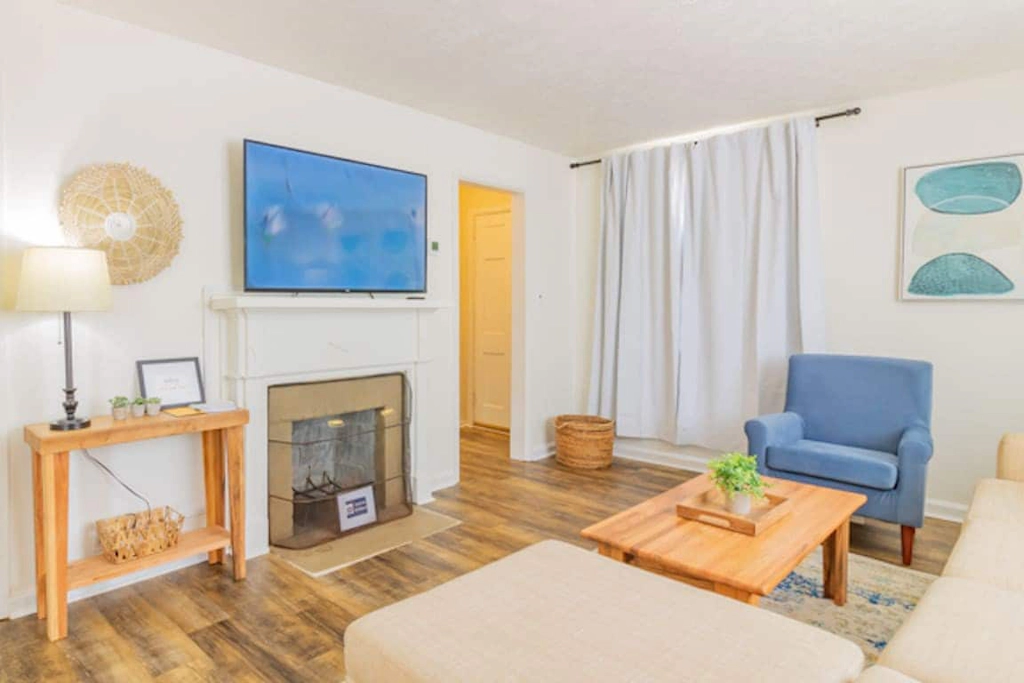 Centrally Located - The Delightful Doubles Unit A