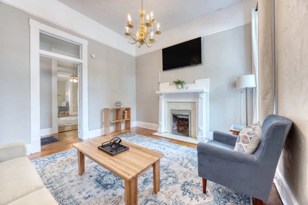 Near Parks, Downtown, & Riverwalk- Midtown Muse | Sleeps 14!