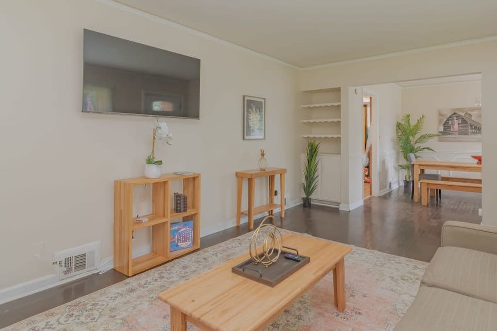 10 Min to Downtown, Close to Dining-Boxwood Beauty