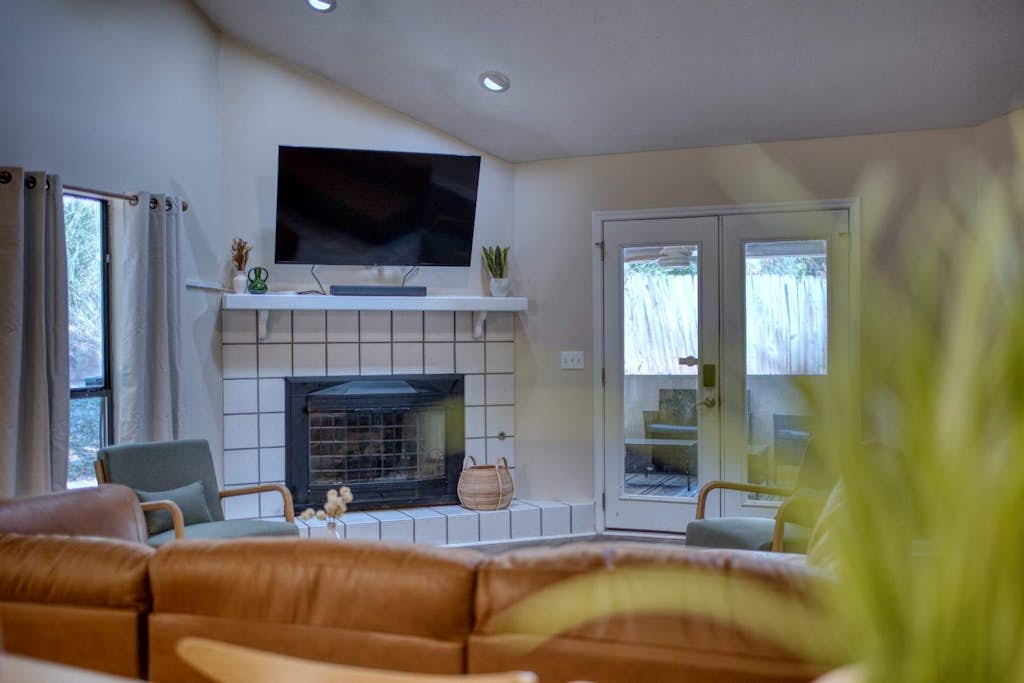 Near the Hospital and Dining - Sunrise Knoll Stay