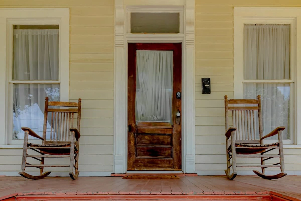 Wrap-Around-Porch & Pet-Friendly- Cozy Uptown Home