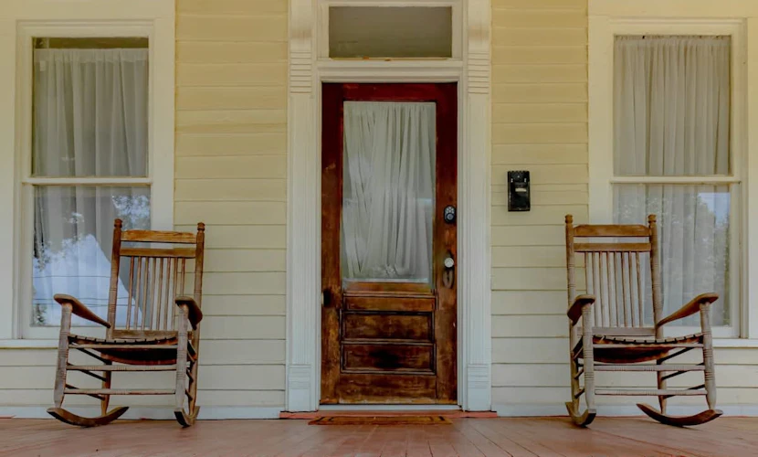 Wrap-Around-Porch & Pet-Friendly- Cozy Uptown Home