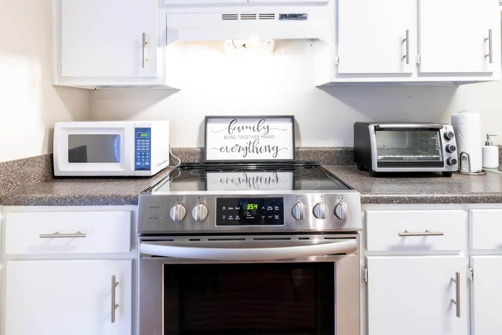 Wrap-Around-Porch & Pet-Friendly- Cozy Uptown Home