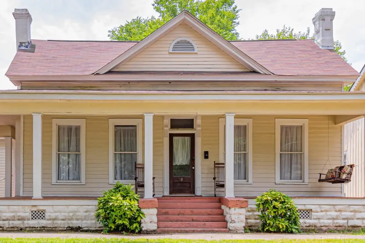 Wrap-Around-Porch & Pet-Friendly- Cozy Uptown Home