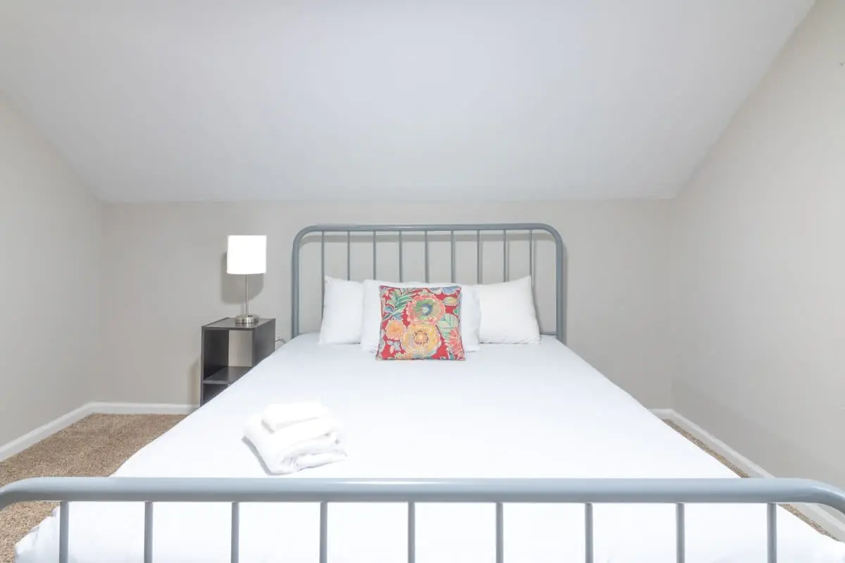 Wrap-Around-Porch & Pet-Friendly- Cozy Uptown Home