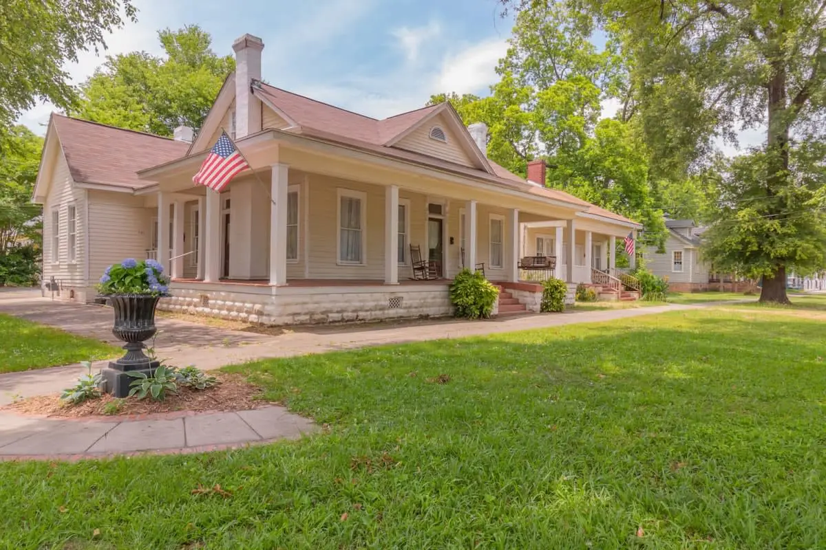 Wrap-Around-Porch & Pet-Friendly- Cozy Uptown Home