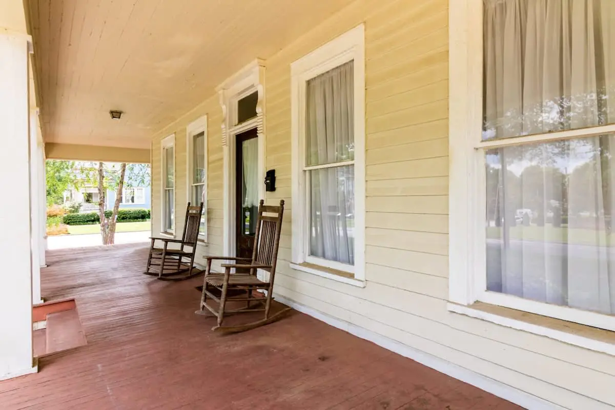 Wrap-Around-Porch & Pet-Friendly- Cozy Uptown Home