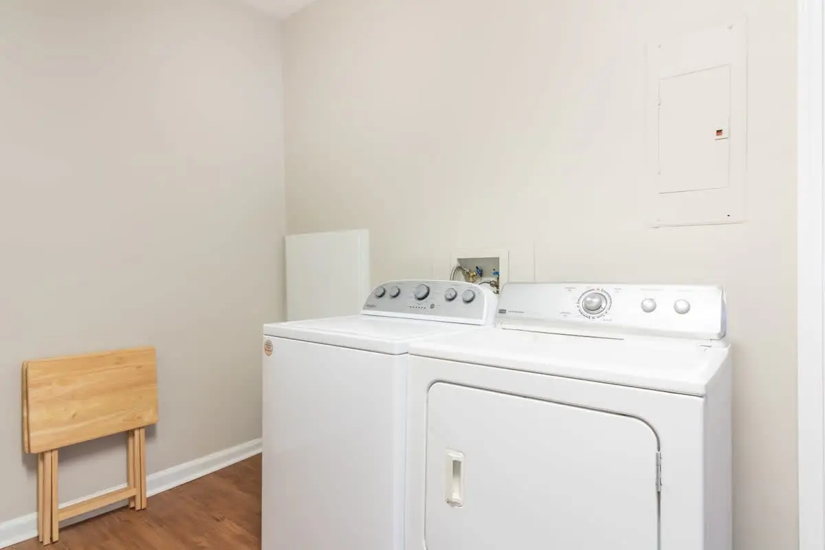 Wrap-Around-Porch & Pet-Friendly- Cozy Uptown Home