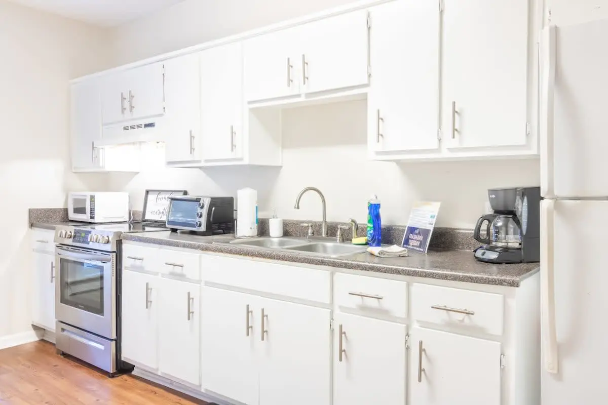 Wrap-Around-Porch & Pet-Friendly- Cozy Uptown Home