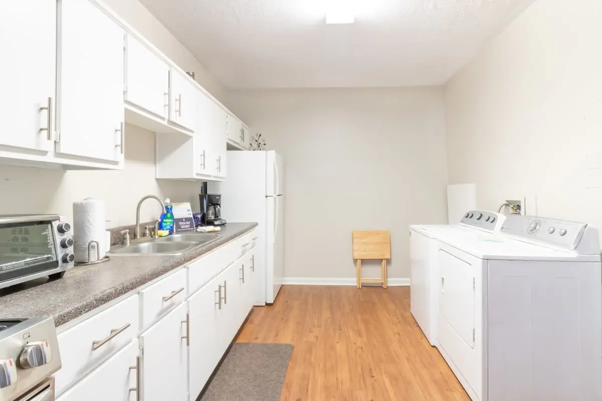 Wrap-Around-Porch & Pet-Friendly- Cozy Uptown Home