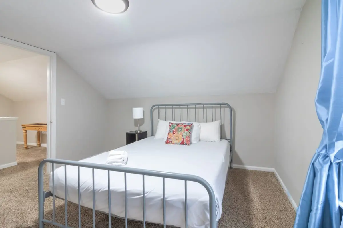 Wrap-Around-Porch & Pet-Friendly- Cozy Uptown Home