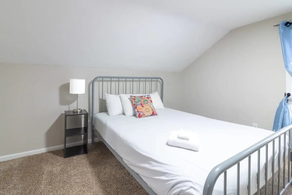 Wrap-Around-Porch & Pet-Friendly- Cozy Uptown Home