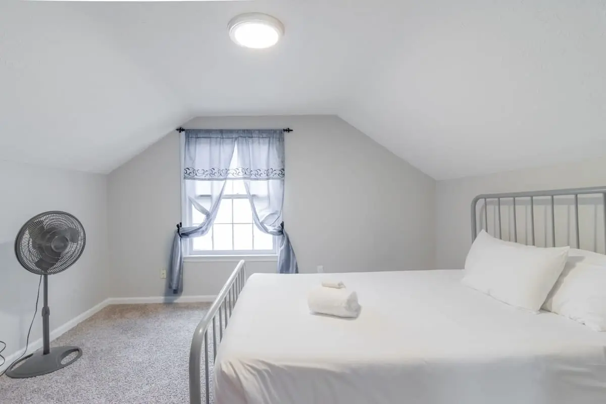 Wrap-Around-Porch & Pet-Friendly- Cozy Uptown Home