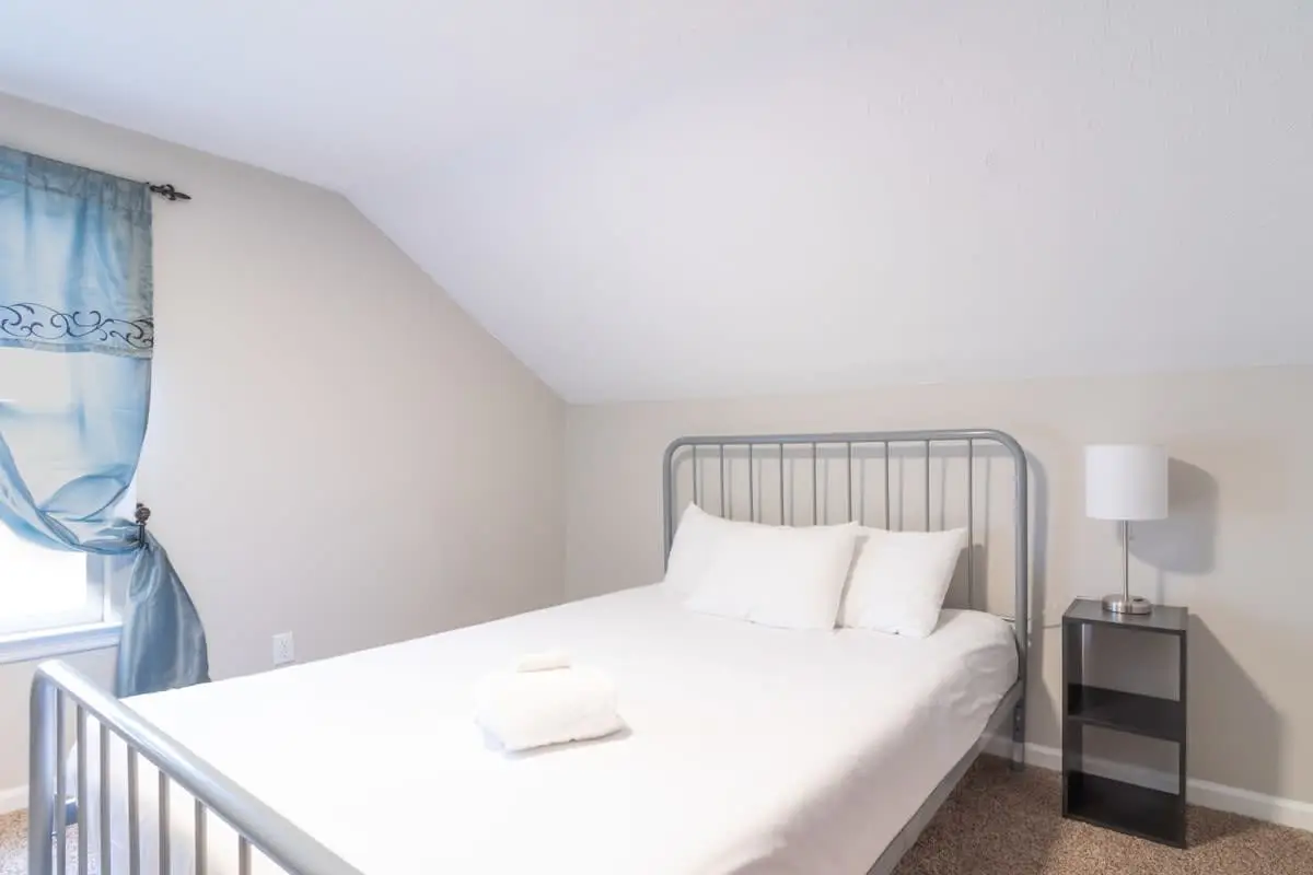 Wrap-Around-Porch & Pet-Friendly- Cozy Uptown Home