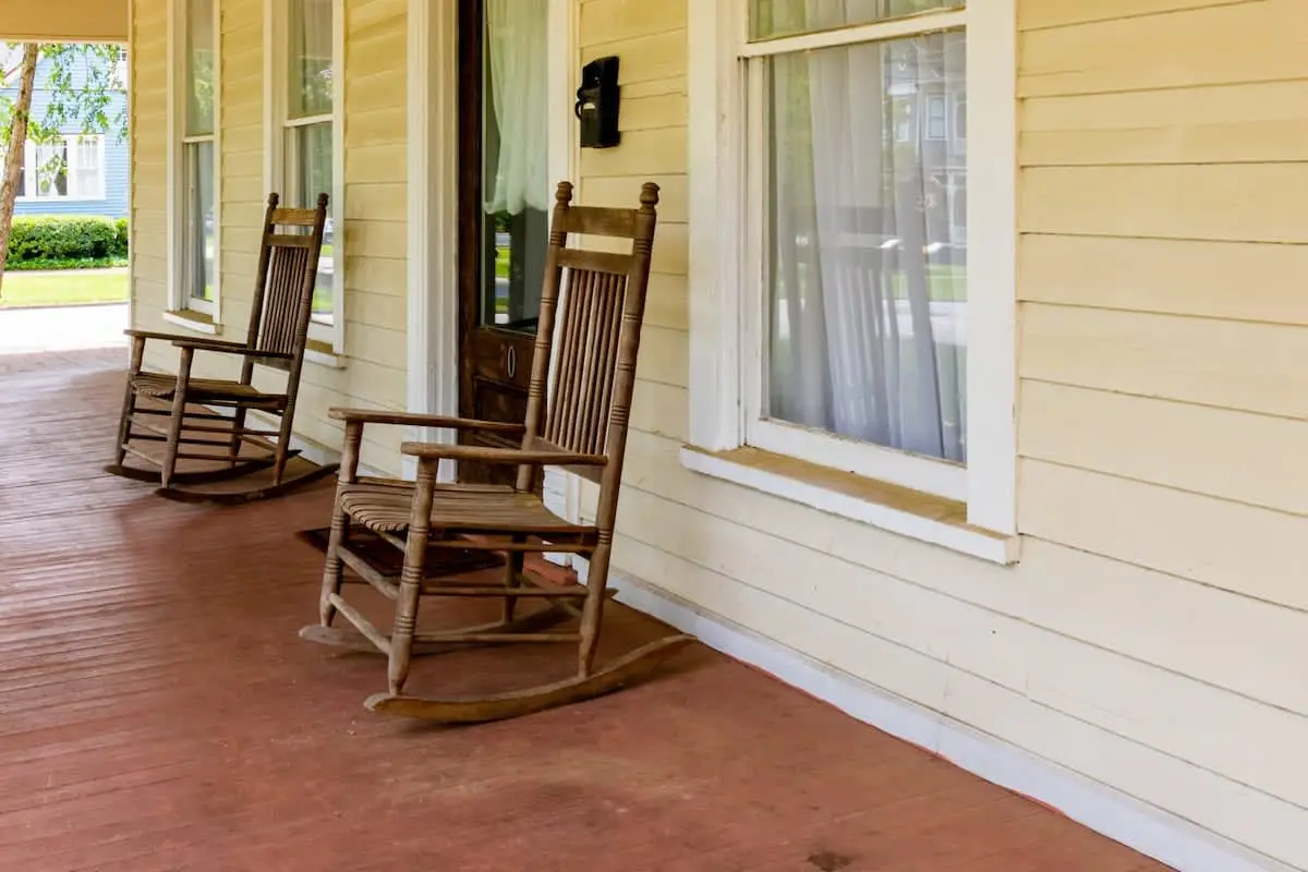 Wrap-Around-Porch & Pet-Friendly- Cozy Uptown Home