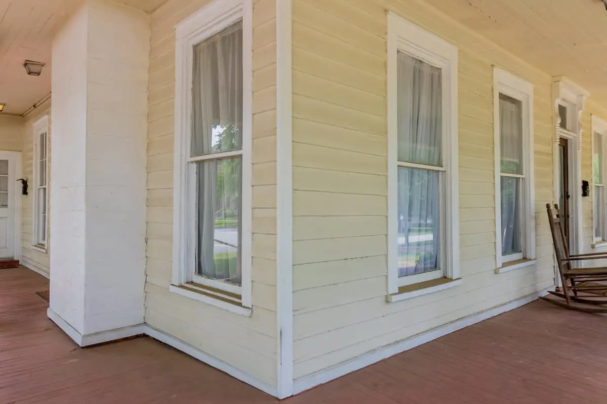 Wrap-Around-Porch & Pet-Friendly- Cozy Uptown Home