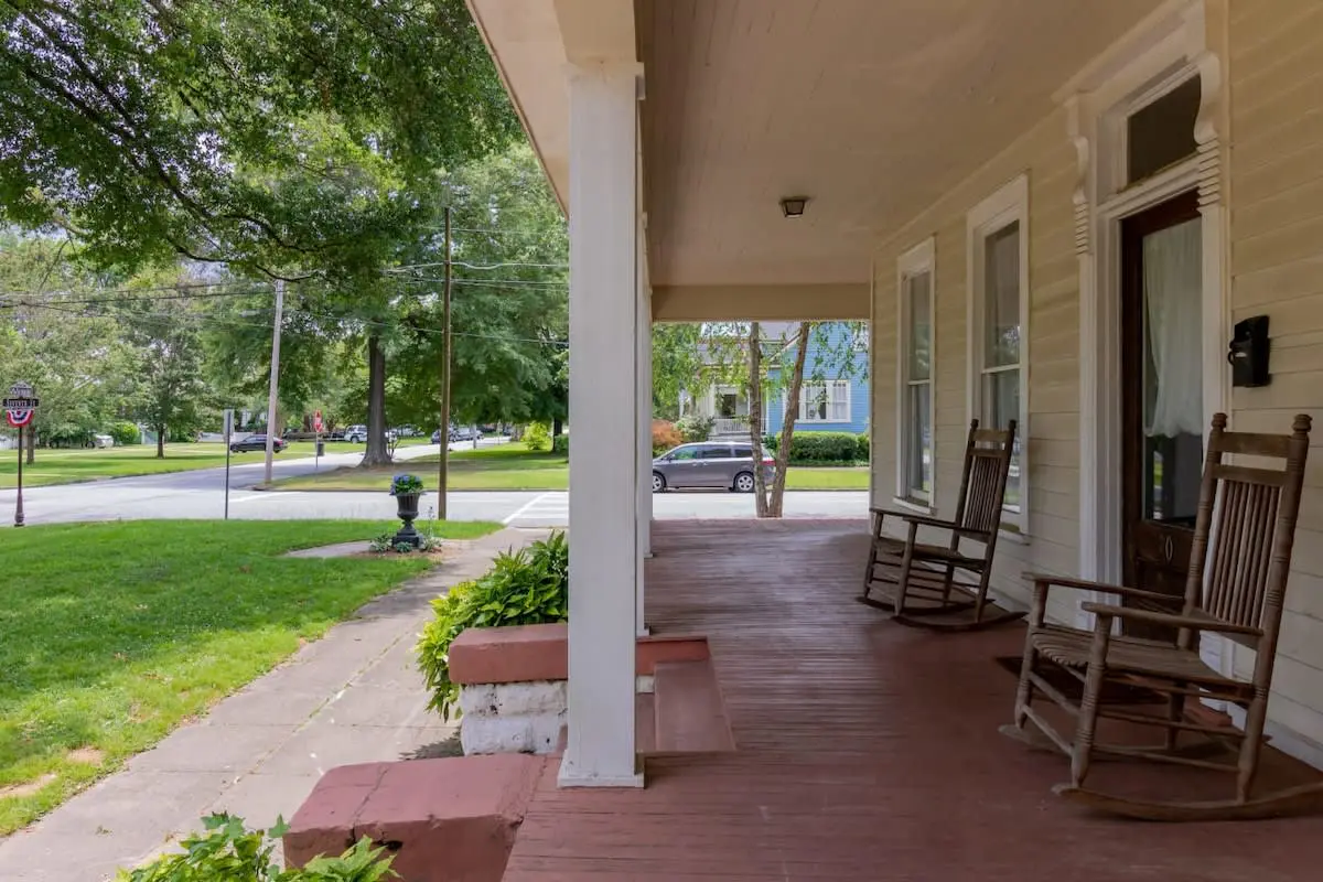 Wrap-Around-Porch & Pet-Friendly- Cozy Uptown Home