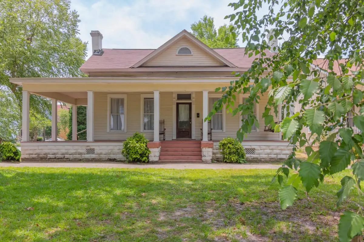Wrap-Around-Porch & Pet-Friendly- Cozy Uptown Home