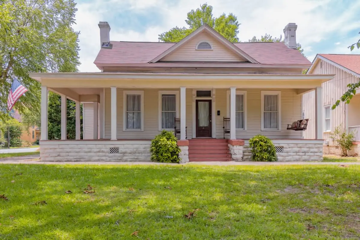 Wrap-Around-Porch & Pet-Friendly- Cozy Uptown Home