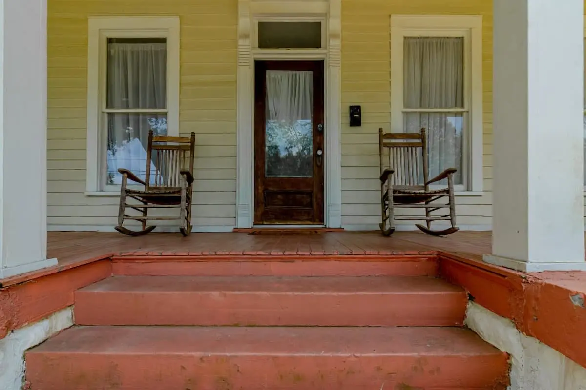 Wrap-Around-Porch & Pet-Friendly- Cozy Uptown Home