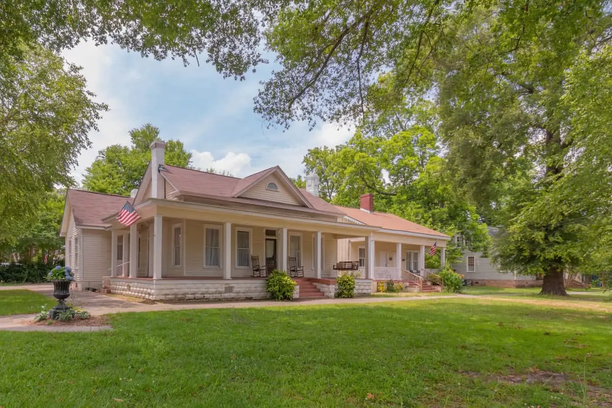 Wrap-Around-Porch & Pet-Friendly- Cozy Uptown Home