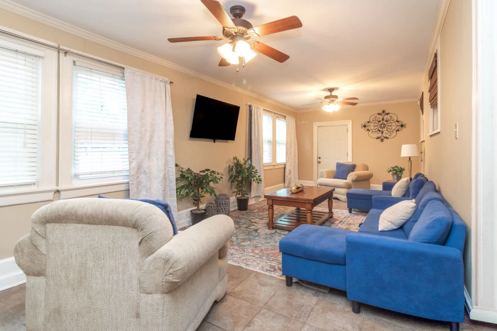 Large BnB with Pool! The White House & Cottage