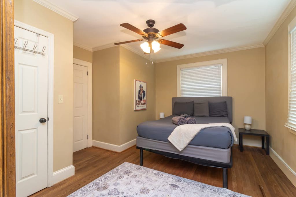 Large BnB with Pool! The White House & Cottage