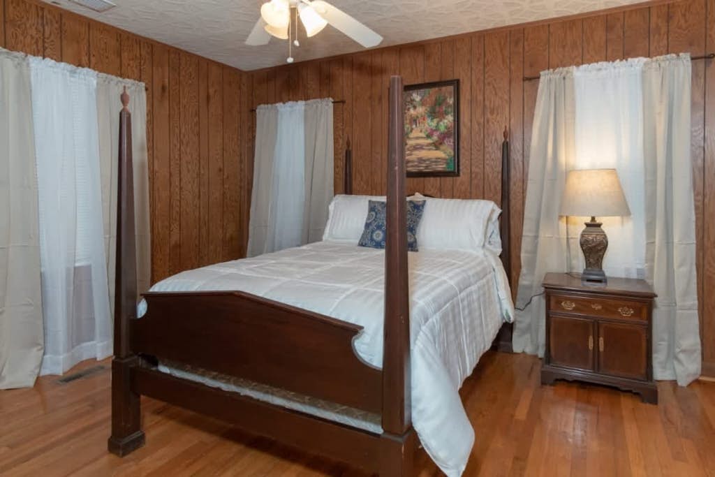 Mins to Ft Moore & Downtown - The Columbus Cottage