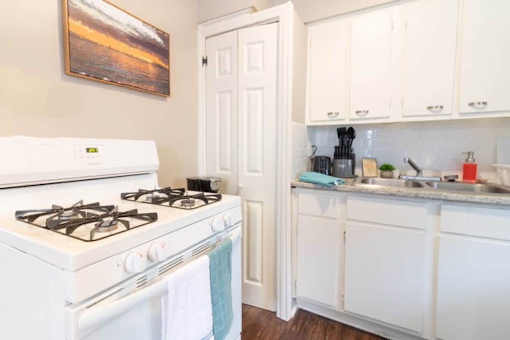 Centrally Located - The Delightful Doubles Unit B