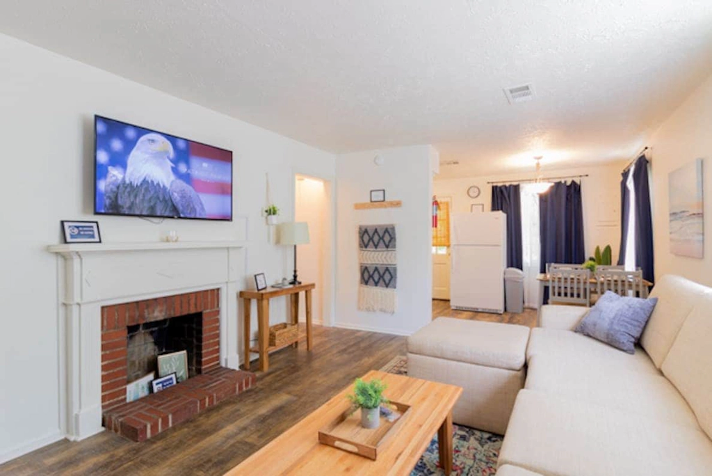 Centrally Located- The Delightful Doubles Unit E