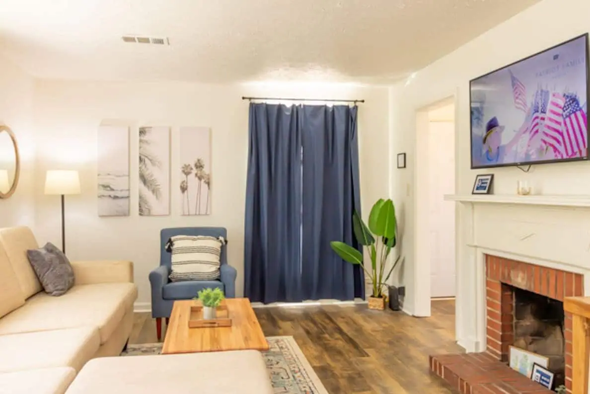 Centrally Located- The Delightful Doubles Unit E