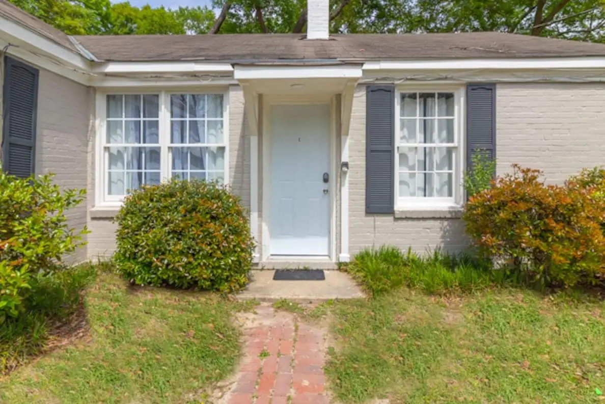 Centrally Located- The Delightful Doubles Unit E